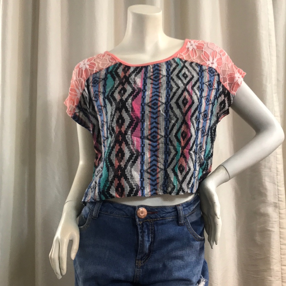 🧚‍♀️Patterned multi color pink lace crop top NWOT